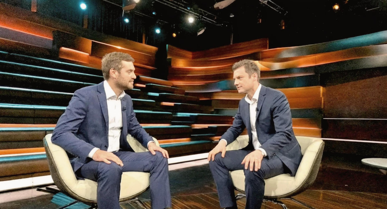 Zwei Gesprächspartner im Talk-Setting